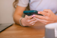 Σου μιλάει στο chat αλλά δεν κάνει κίνηση να βγείτε... Είναι ντροπαλός ή απλώς δεν ενδιαφέρεται;