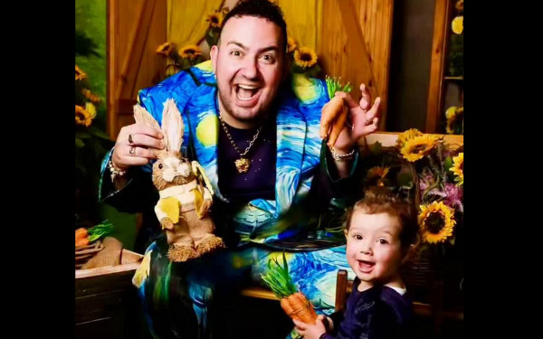 Μαυρίκιος Μαυρικίου: Ντύθηκε Starry Nights του Van Gogh και φωτογραφήθηκε με την κόρη του