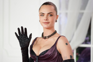 Αγνώριστη, η Cara Delevingne αλλάζει εντελώς στιλ με το νέο της χτένισμα