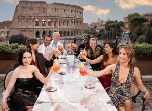 «Emily in Paris» σεζόν 5: Οι νέες εικόνες από τη σειρά κινδυνεύουν να διχάσουν τους fans!