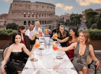 «Emily in Paris» σεζόν 5: Οι νέες εικόνες από τη σειρά κινδυνεύουν να διχάσουν τους fans!