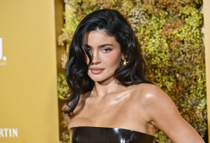 Το μυστικό για το &quot;Glass Skin&quot; της Kylie Jenner είναι αυτό το viral K-beauty brand