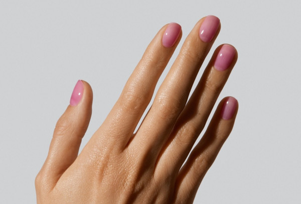 Τα syrup nails είναι το πιο hot nail trend για την πιο ζεστή περίοδο του χρόνου