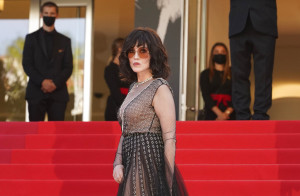 Με το νέο της vintage καρέ, η Isabelle Adjani φώτισε την πρώτη σειρά στο show του Dior