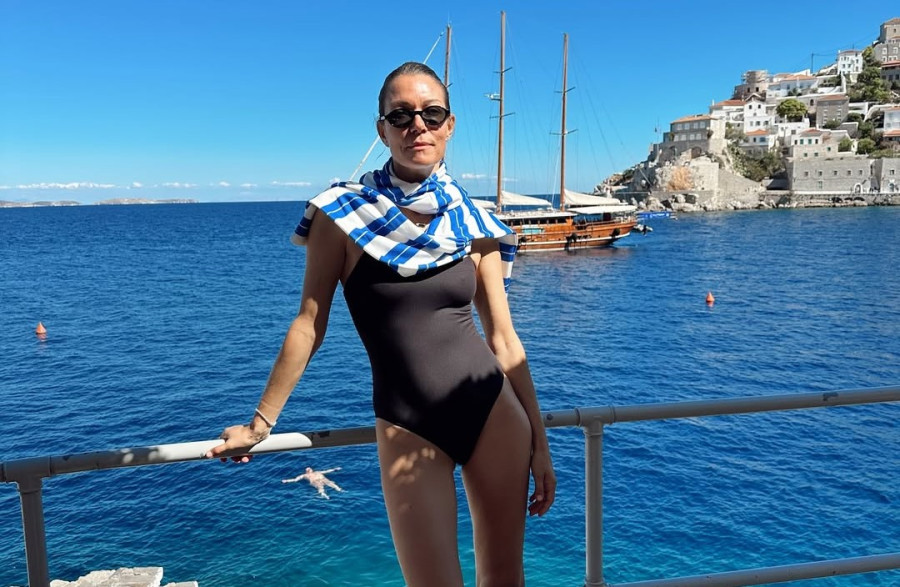 Very... long summer για τη Βίκυ Καγιά! Με μαγιό, φούτερ και φίλους πήγε κρουαζιέρα στην Ύδρα