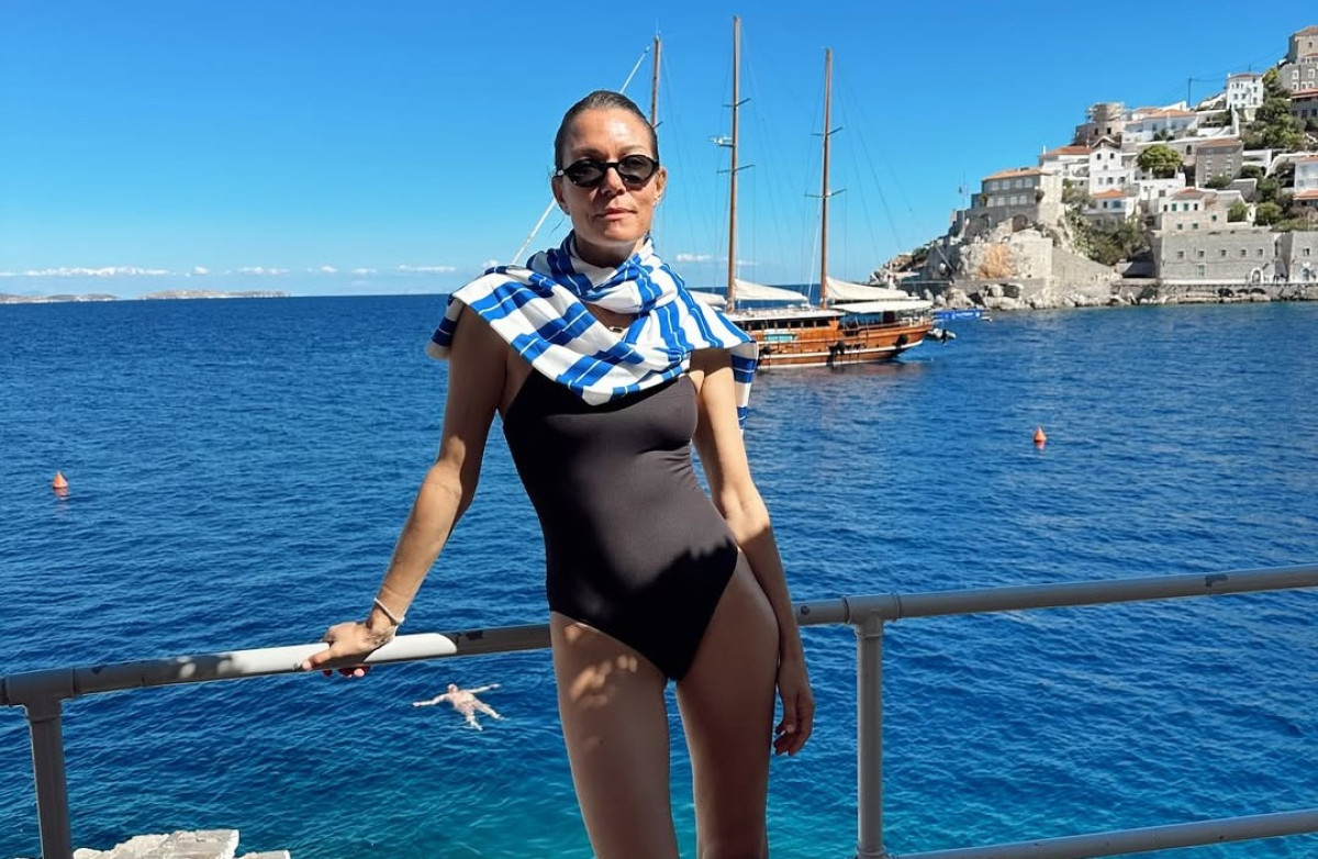 Very... long summer για τη Βίκυ Καγιά! Με μαγιό, φούτερ και φίλους πήγε κρουαζιέρα στην Ύδρα