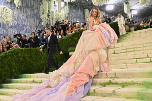 Met Gala 2026: Πανικός στο κόκκινο χαλί... Διαδηλωτής «εισέβαλε» και έφτασε μια ανάσα από τους celebrities