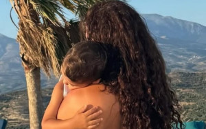 Ελένη Φουρέιρα: Ο γιος της έγινε τριών χρονών κι εκείνη λιώνει για τον...μικό της spider man