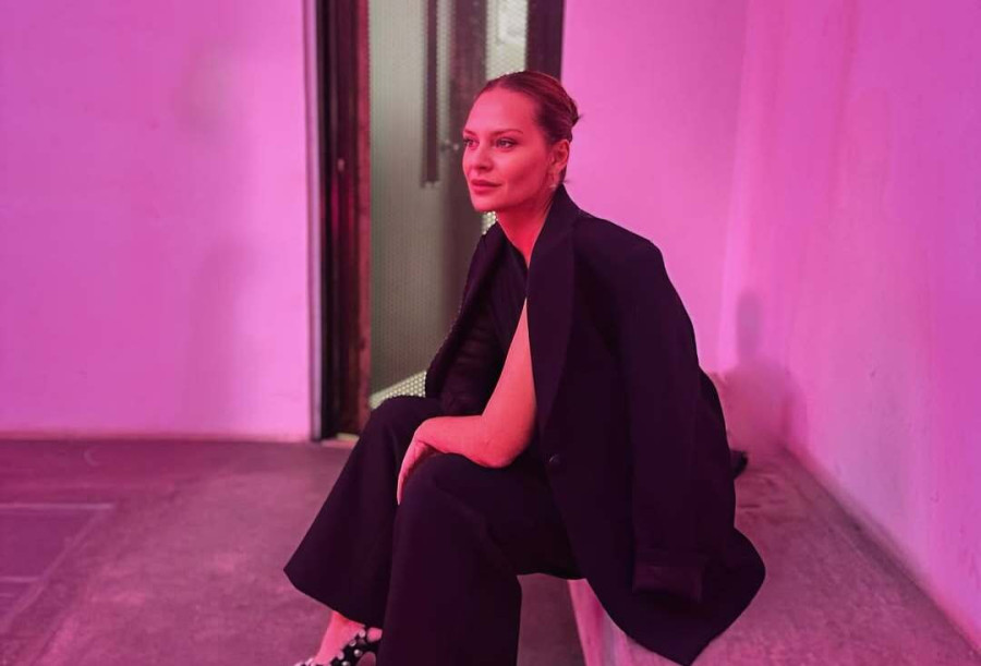 Υβόννη Μπόσνιακ: Μπήκε στην κουζίνα και έφτιαξε με τα χεράκια της ψωμί για… έναν λόχο