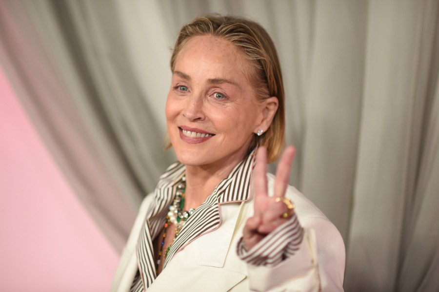 Γιατί αυτή η φωτογραφία της Sharon Stone με μπικίνι αγγίζει τόσο πολύ τις γυναίκες;