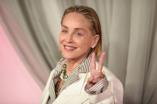 Γιατί αυτή η φωτογραφία της Sharon Stone με μπικίνι αγγίζει τόσο πολύ τις γυναίκες;