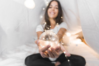 Δοκιμασμένα Rituals για να “καθαρίσεις” την ενέργεια του σπιτιού πριν τη νέα χρονιά