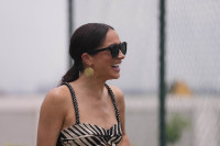 Γιατί αυτό το φόρεμα, που επανέφερε η Μέγκαν Μαρκλ, προκαλεί τόση συζήτηση;