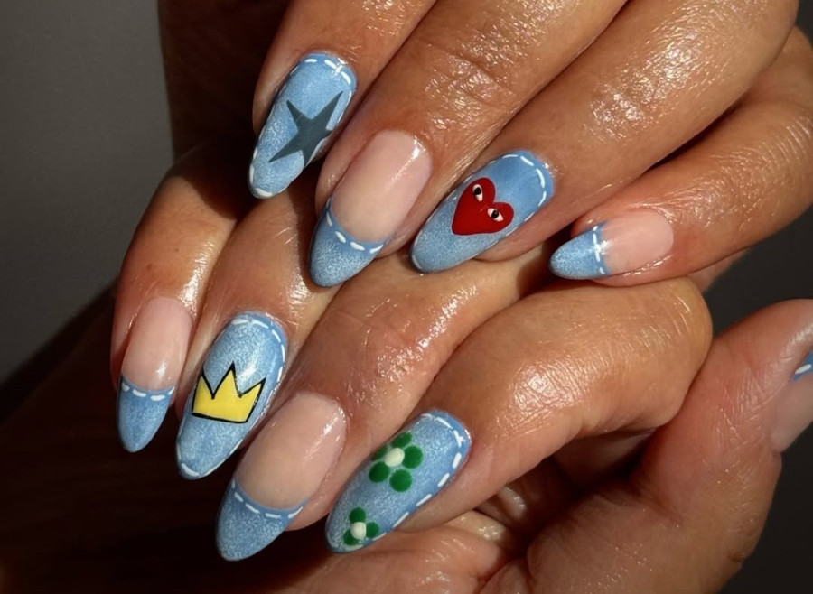 Denim πάνω, denim κάτω στην πιο Υ2Κ και παιχνιδιάρικη τάση στα νύχια αυτής της άνοιξης