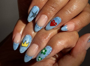 Denim πάνω, denim κάτω στην πιο Υ2Κ και παιχνιδιάρικη τάση στα νύχια αυτής της άνοιξης