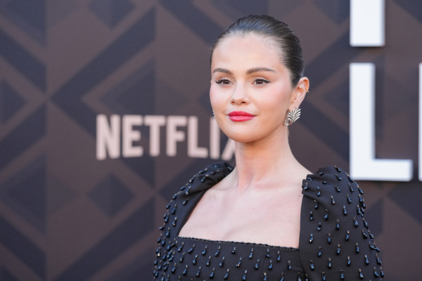 Γιατί η Selena Gomez υιοθέτησε αυτή τη γαλλική μάσκα LED για την οποία μιλούν όλοι;