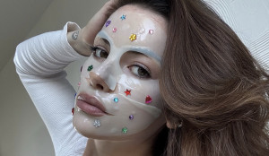 Bedazzling: Γιατί όλοι κολλούν στρας στις μάσκες προσώπου τους;