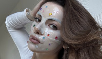 Bedazzling: Γιατί όλοι κολλούν στρας στις μάσκες προσώπου τους;