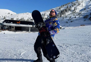 Γιώργος Μπόγρης: Απόδραση στα Καλάβρυτα με τη σύντροφό του. Μαντεύεις πόσες φορές έπεσε κάνοντας snowboard;