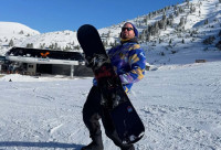 Γιώργος Μπόγρης: Απόδραση στα Καλάβρυτα με τη σύντροφό του. Μαντεύεις πόσες φορές έπεσε κάνοντας snowboard;