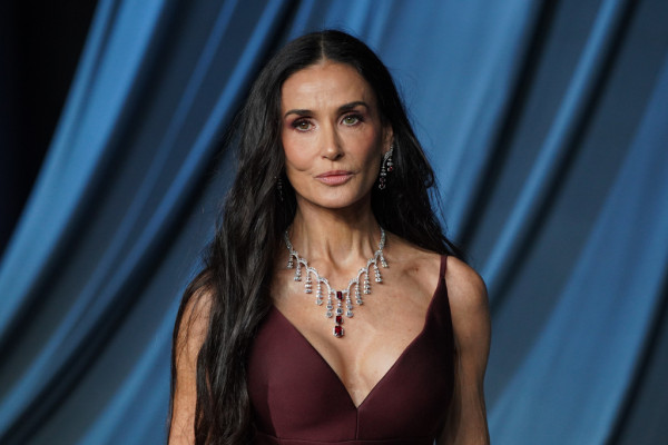 Μακριά νύχια και γαλακτερή λάμψη: Η Demi Moore υιοθετεί τα “soap nails”, το signature μανικιούρ του 2025