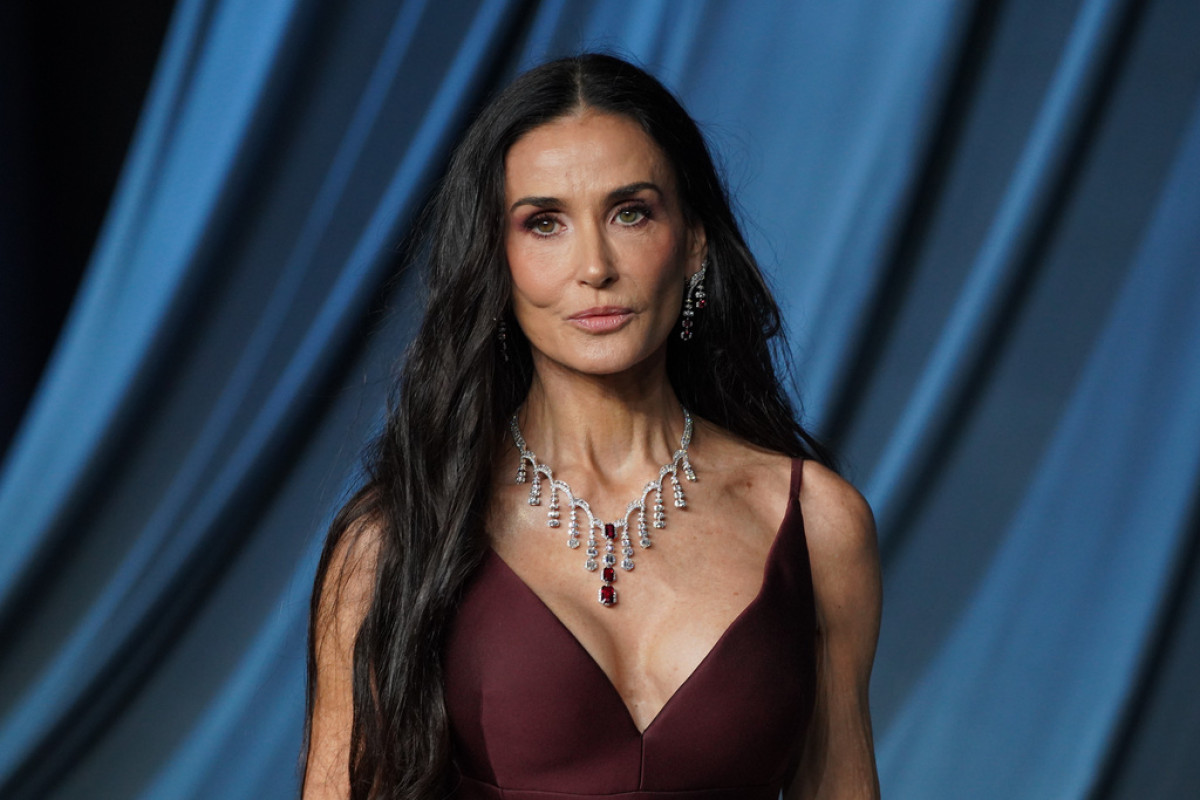 Μακριά νύχια και γαλακτερή λάμψη: Η Demi Moore υιοθετεί τα “soap nails”, το signature μανικιούρ του 2025