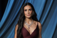 Μακριά νύχια και γαλακτερή λάμψη: Η Demi Moore υιοθετεί τα “soap nails”, το signature μανικιούρ του 2025