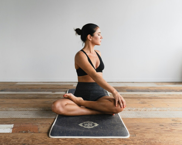 Ξεκίνα yoga στο σπίτι με το πιο απλό πρόγραμμα για αρχάριους