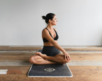 Ξεκίνα yoga στο σπίτι με το πιο απλό πρόγραμμα για αρχάριους