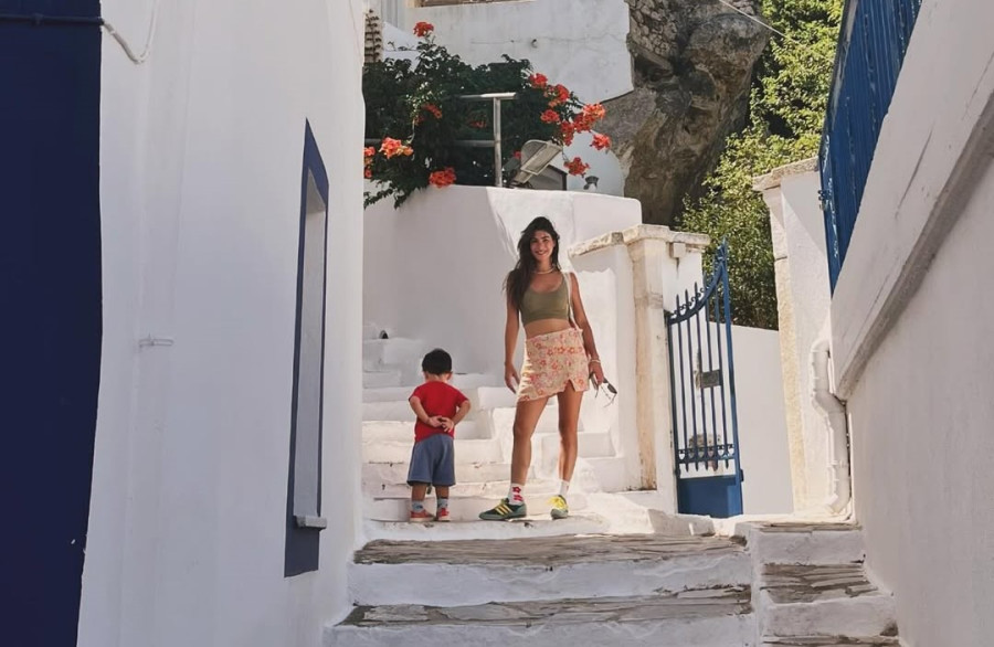 Χρύσα Μιχαλοπούλου: Το άλμπουμ των διακοπών με τον γιο της και τις φίλες της είναι η απόδειξη ότι όλα συνδυάζονται