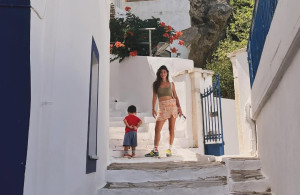 Χρύσα Μιχαλοπούλου: Το άλμπουμ των διακοπών με τον γιο της και τις φίλες της είναι η απόδειξη ότι όλα συνδυάζονται