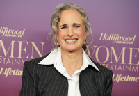 Στο Μιλάνο, η Andie MacDowell αντάλλαξε τις εμβληματικές γκρίζες μπούκλες της με έναν αέρινο κότσο