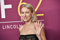 Naomi Watts: Άφησε το χαρακτηριστικό ξανθό καρέ της για ένα fluffy καστανό lob
