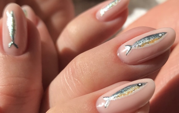Τα Sardine Nails επέστρεψαν: Το πιο ιδιαίτερο μανικιούρ του καλοκαιριού κάνει ξανά την εμφάνισή του