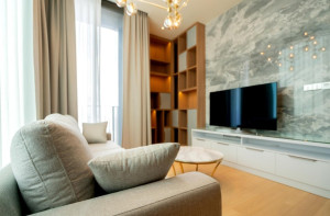 Πώς θα οργανώσετε τη γωνιά της τηλεόρασης σε έναν μικρό, καλαίσθητο χώρο;