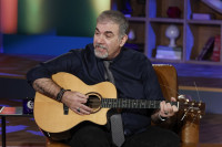 Δημήτρης Σταρόβας: Φόρεσε γραβάτα, έκανε αφιέρωση και πήρε τον Αθερίδη τηλέφωνο για τον Φάνη