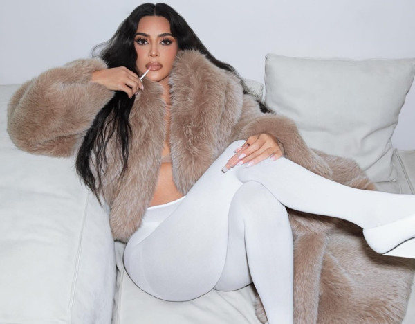 Η Kim Kardashian skipaρε παντελόνι (και εσώρουχο) &amp; φόρεσε μόνο μια γούνινη bandeau