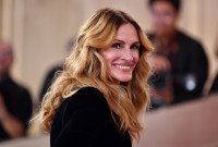 Η Julia Roberts υιοθετεί το μελί ξανθό, το πιο νεανικό χρώμα του φθινοπώρου