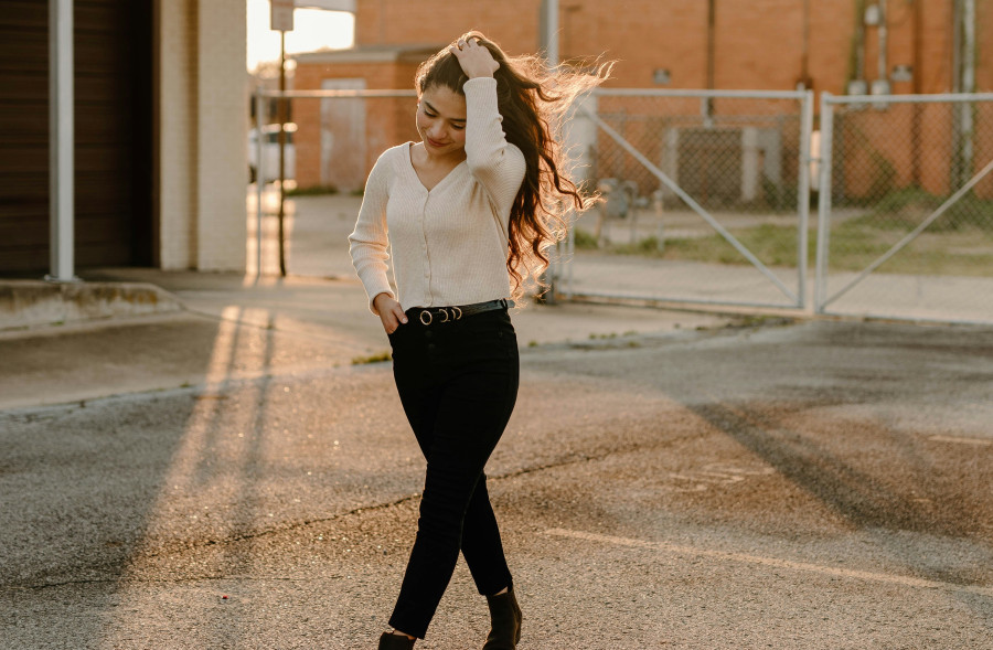 Μαύρο τζιν: Με αυτά τα 5 χρώματα παπουτσιών συνδυάζεται τέλεια