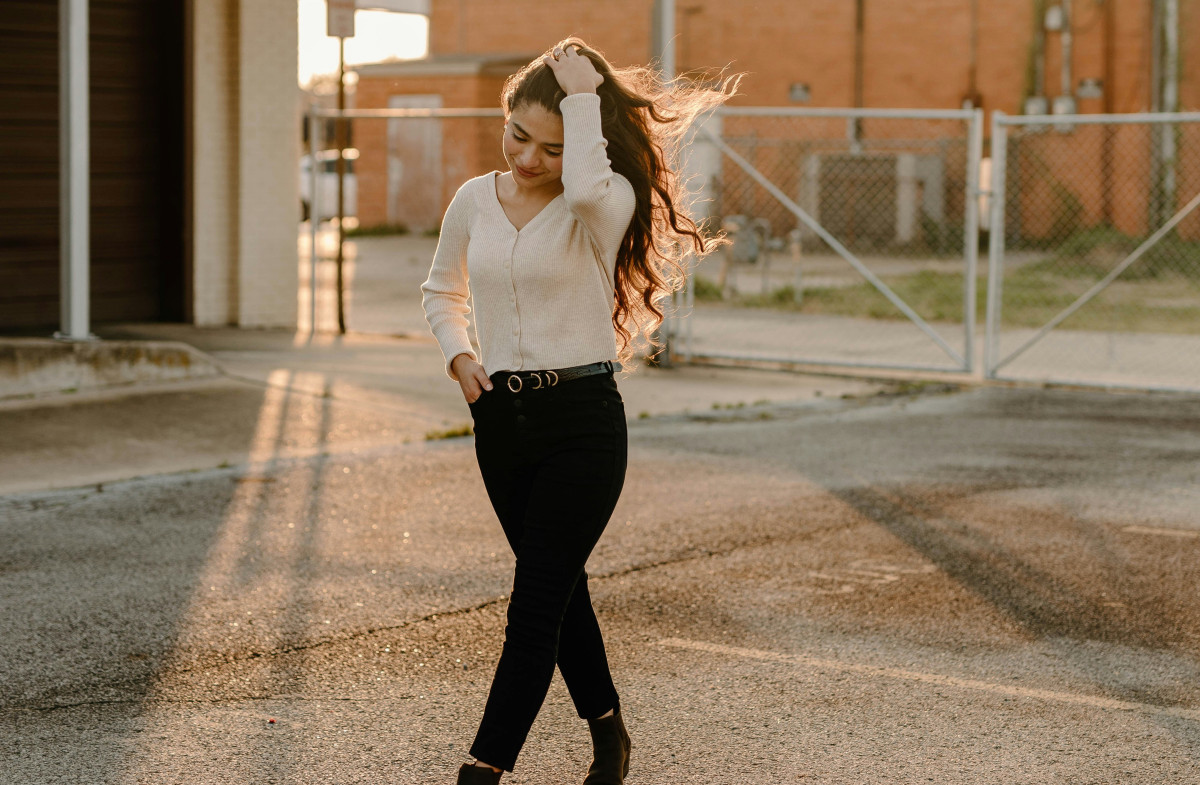 Μαύρο τζιν: Με αυτά τα 5 χρώματα παπουτσιών συνδυάζεται τέλεια