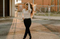 Μαύρο τζιν: Με αυτά τα 5 χρώματα παπουτσιών συνδυάζεται τέλεια