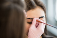 Τι μπορεί να συμβεί αν κοιμηθείς ενώ κάνεις βαφή στα φρύδια σου; Αυτό...