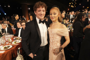 Ariana Grande: Έριξε «thank u, next» στον Ethan Slater μετά από σχεδόν τρία χρόνια σχέσης