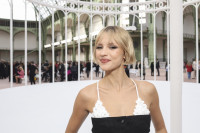 Με πλαϊνή φράντζα και ένα ultra-glam κομψό σινιόν, η Angèle έκλεψε τις εντυπώσεις στο σόου της Chanel