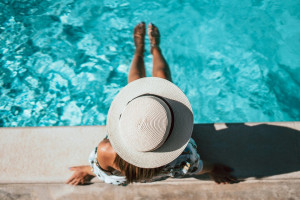Το καλοκαίρι μάς κάνει τελικά πιο κοινωνικούς ή απλώς πιο ανέμελους;