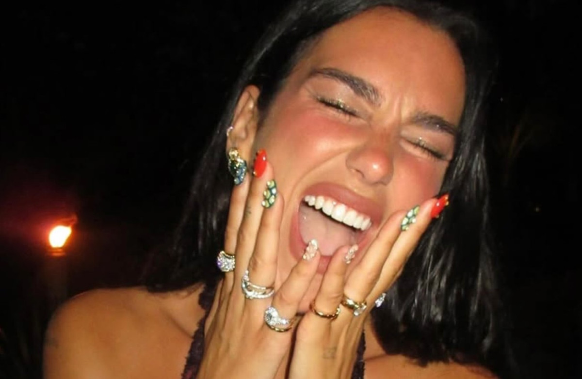 Αυτή η τάση που δανείστηκε από τη μόδα υπόσχεται πάντα ένα επιτυχημένο nail art, σύμφωνα με την nail artist της Dua Lipa