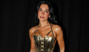 Η Dua Lipa έδωσε έναν “boho goth” αέρα στο exposed undies trend