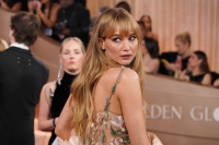 Η Jennifer Lawrence υιοθετεί butterfly bangs ακριβώς στην ώρα τους για το φθινόπωρο
