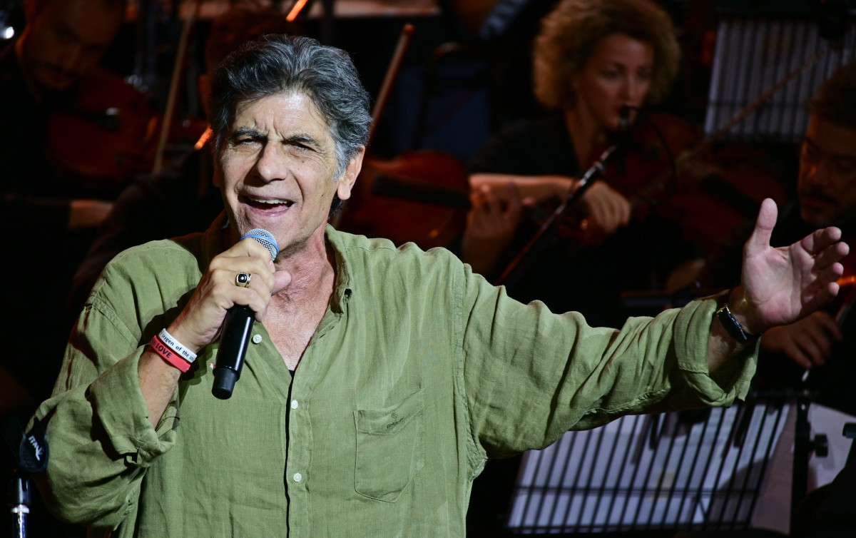 Γιάννης Μπέζος: «Το συναντάω στη γενιά μου, βλέπω κάτι τύπους με αλογοουρές, αρκουδόκρικους, αστεία πράγματα»