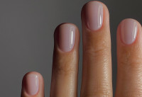 «Tulle Nails»: Πες αντίο στο γαλλικό μανικιούρ, αυτό είναι το πιο σικάτο neutral mani της σεζόν